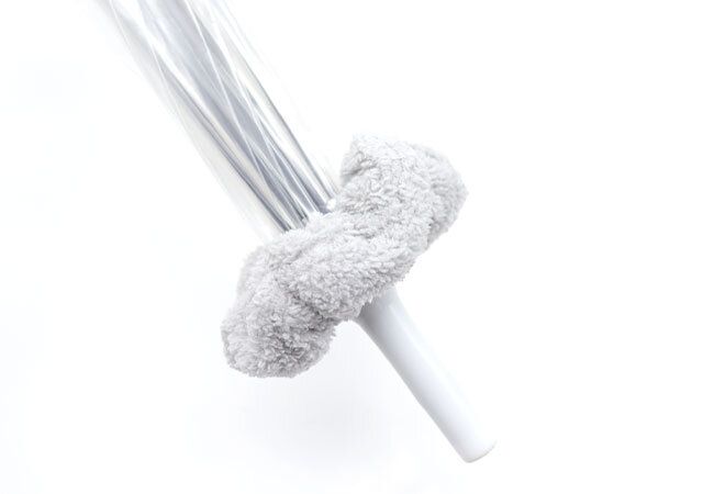 ダイソーの傘用シュシュはポタポタ垂れる水滴をキャッチしてくれる