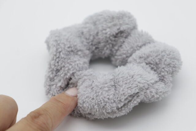 ダイソーの傘用シュシュはポリエステル製でふんわりしている