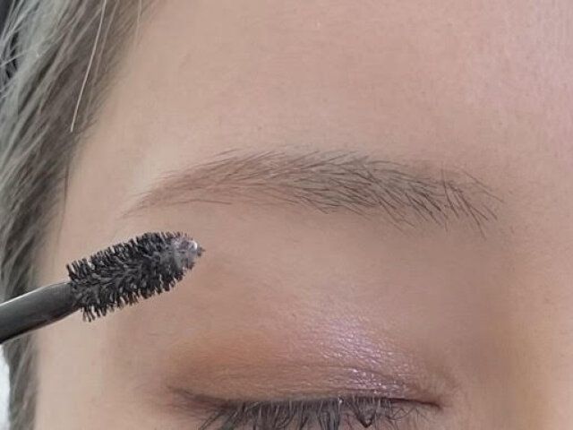 クリアマスカラで毛流れを整えます。