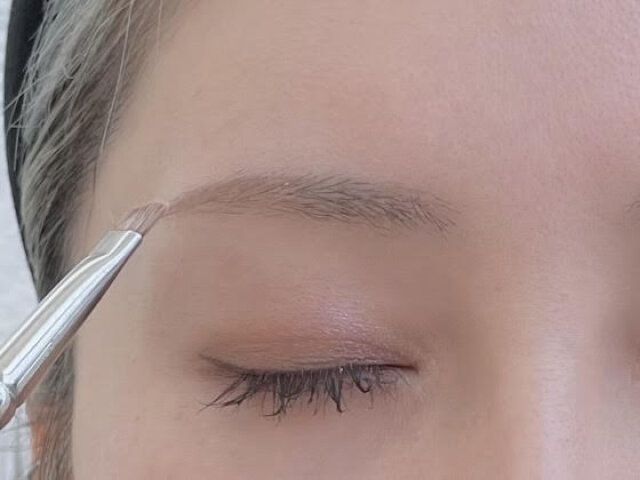 アイブロウパウダーを眉尻から眉頭に向かって足していきます。