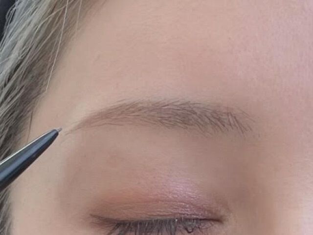 眉山から眉尻に向かってペンシルで足していきます。