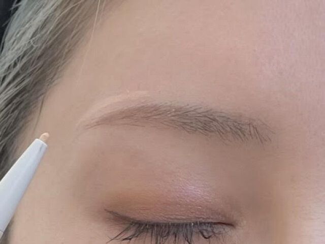 少しパールのあるハイライトで眉を立体的にみせます。