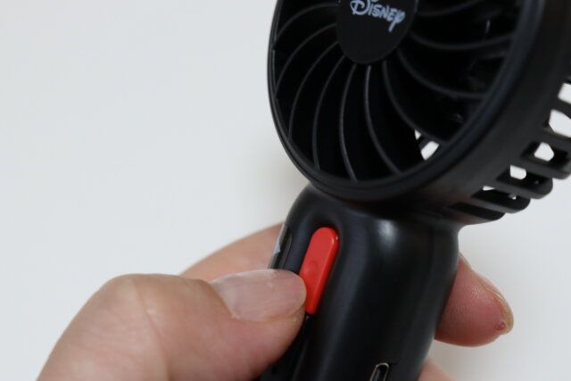 ダイソー 扇風機、ストラップ付（ミッキー／ミニー） ボタン