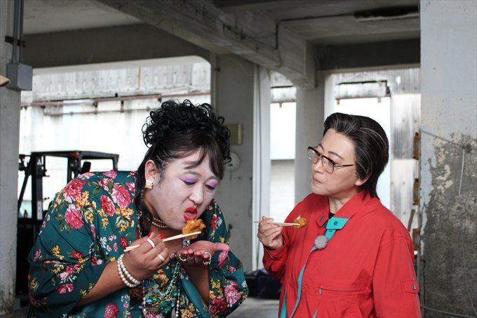 魚を食べる2人の様子