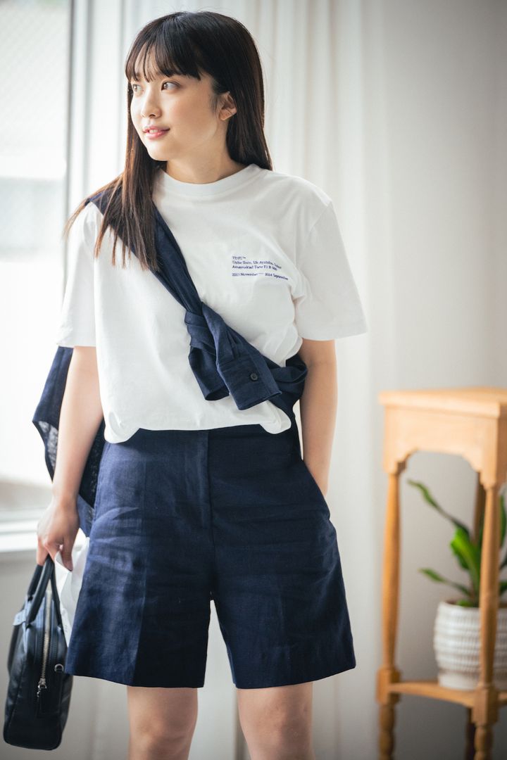 脱シンプル！白Tシャツにはシャツをたすきがけしてアクセントを加えよう【FUDGE FRIEND おしゃれさんの毎日コーディネート vol.541｜大島花菜】