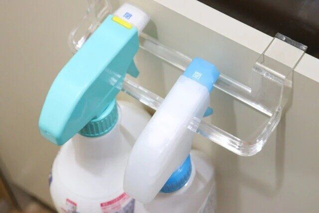 ダイソーのスッキリ片付けできるスプレーボトルホルダー