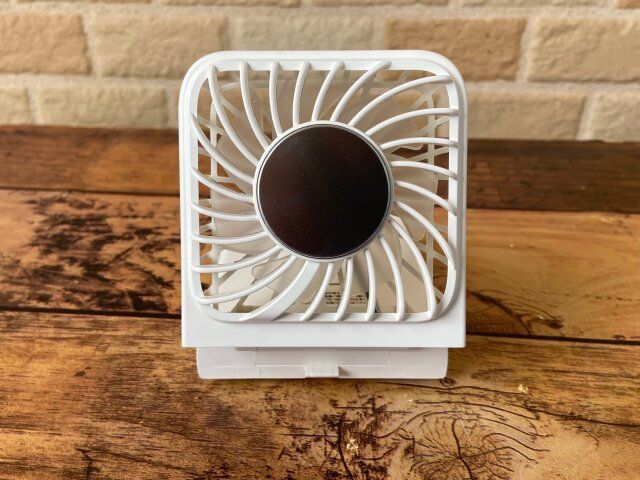 3COINS ペルチェ付き4WAYファン 半分に折りスタンドタイプで使用
