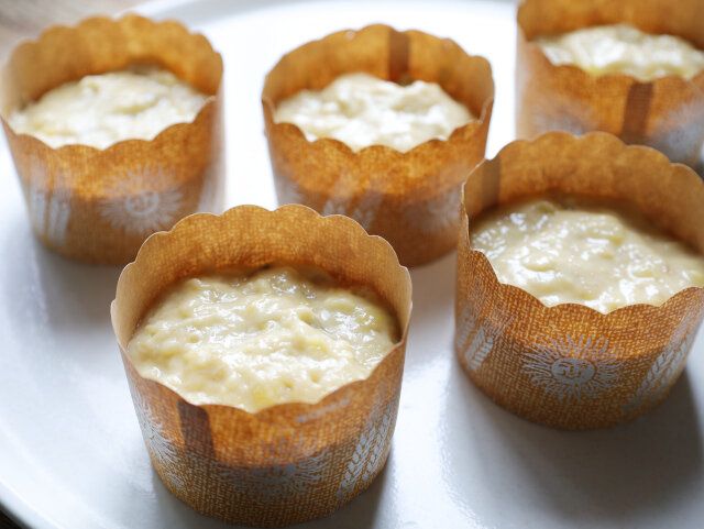 耐熱皿の上にマフィンカップを置き、5等分にして④を入れる。