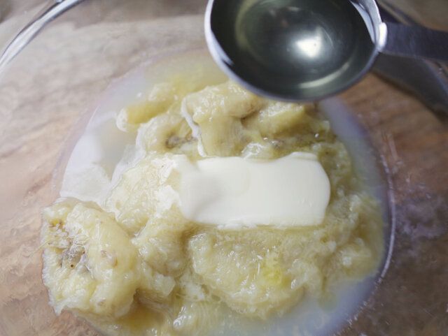 ボウルに①を出てきた水分ごと入れ、温かいうちに有塩バターとサラダ油を入れて混ぜる。