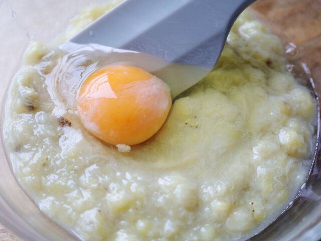 卵も割り入れて混ぜる。