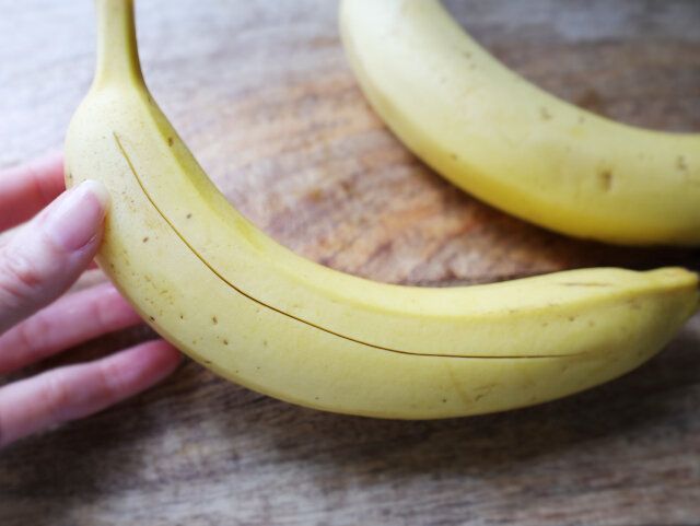 バナナは、縦に切れ込みを1本入れる。