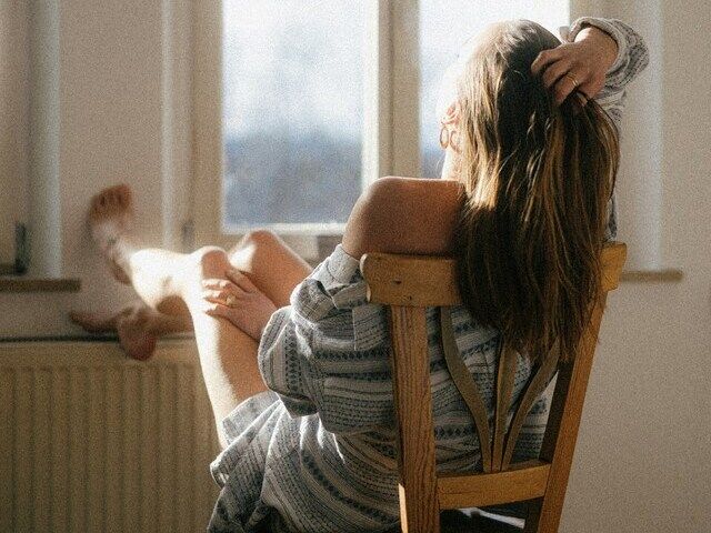 あたまを抱える女性