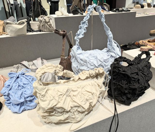 新作のギャザーバッグ類