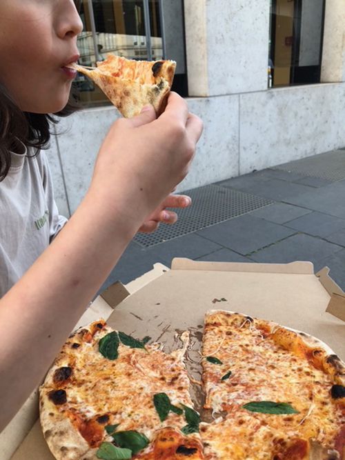 夏の夕飯は外でピザ食べておしまい！ 余った時間に、まだ明るい外で遊ぶのがドイツ流【日登美のタベコト in Berlin・101】の画像1