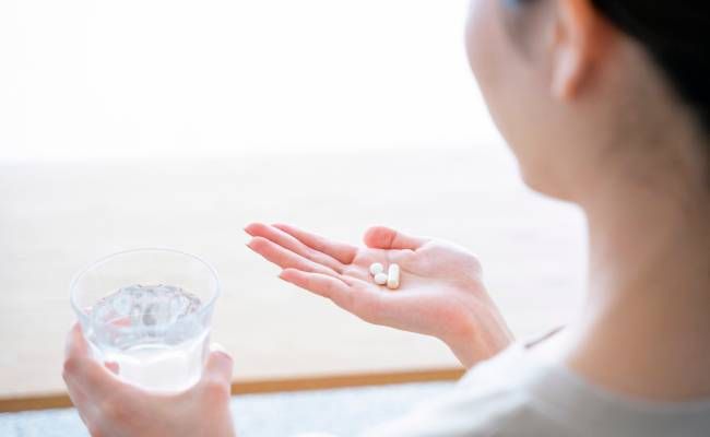 薬を飲む女性のイメージ