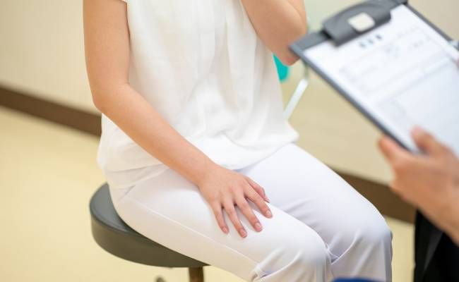 医師の診断を受ける女性のイメージ