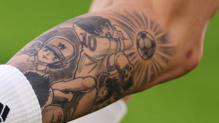 人気日本アニメのタトゥーを彫った20歳海外スター、愛妻と来日して日本満喫！『キャプ翼』の古本もゲット！？