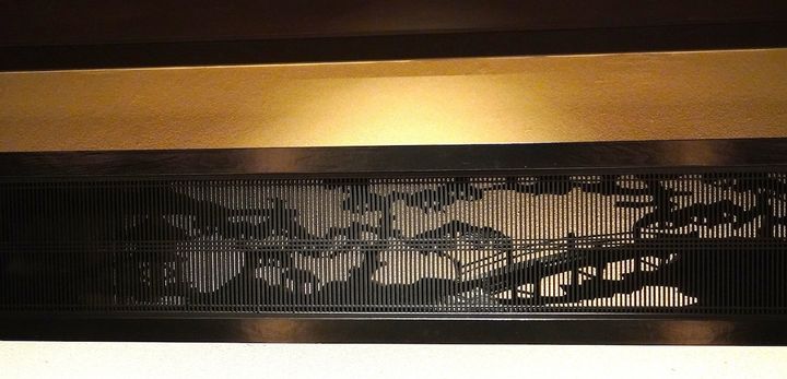 ベッドレストの上、昔ながらの欄間にインスピレーションを受けたオブジェは影絵のイメージ