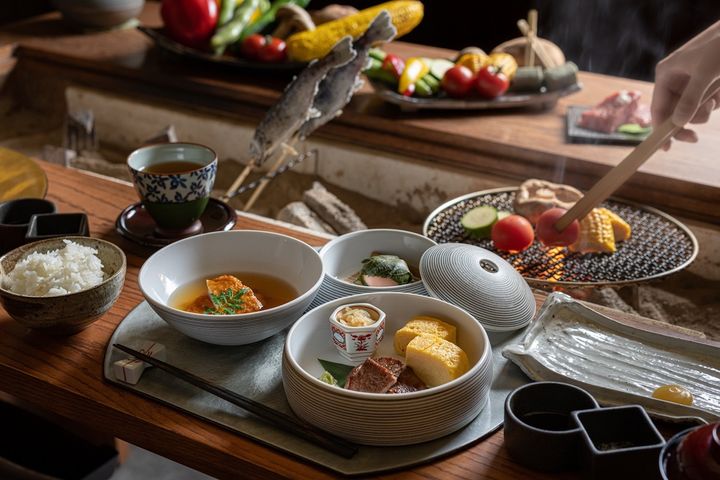 朝食（アユの塩焼きは、冬場はヤマメに変更）／ⒸNazuna. Co., Ltd.