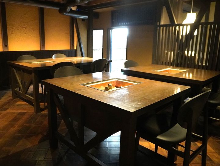 ゆったりと配置されたテーブル席も完備