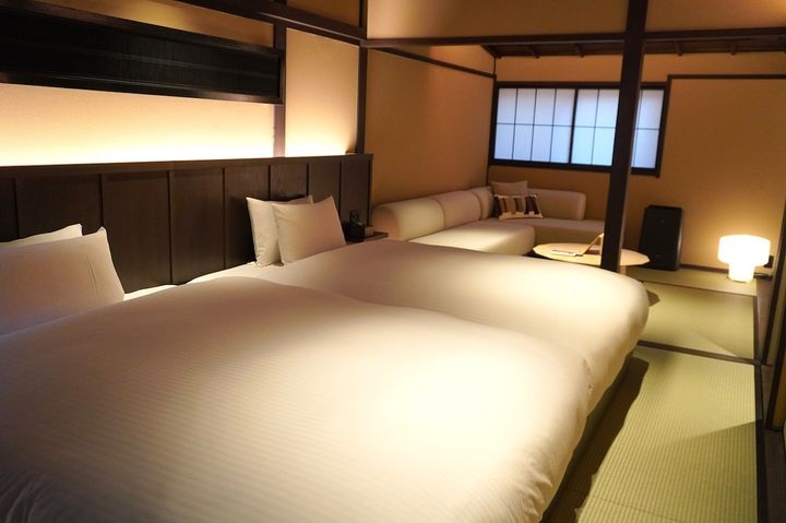 シモンズ社製のベッド（ダブルサイズ）を2台配置