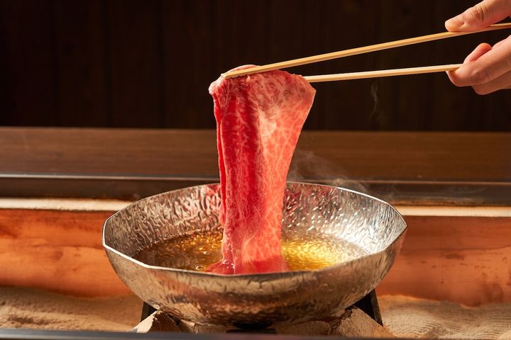 ほどよく肉の脂が落ちることで、さらに旨味がアップする「出汁しゃぶ」／ⒸNazuna. Co., Ltd.