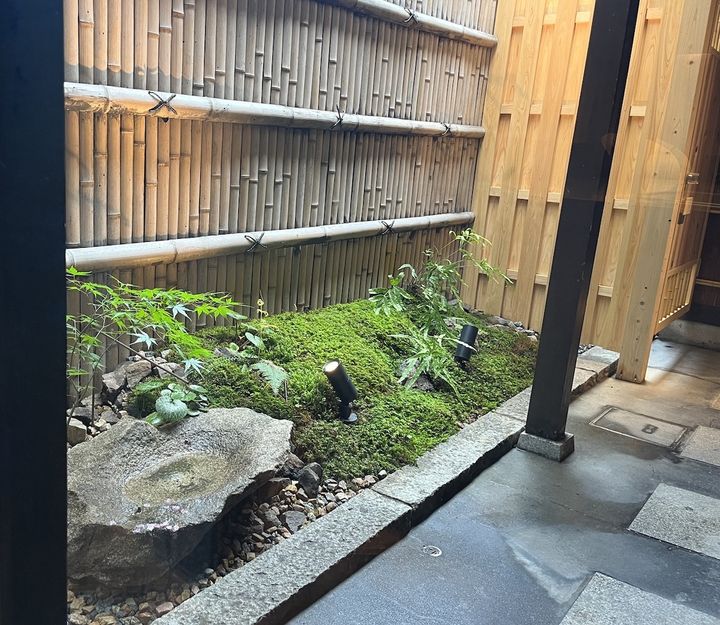 和のしつらえが施された路地をゆっくり歩きます