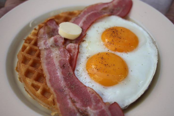 ベーコンや目玉焼きの塩味とほんのり甘いワッフルが合う