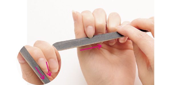 ネイルファイルで爪を成形