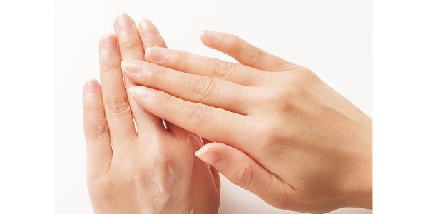 爪に潤いを補給をする