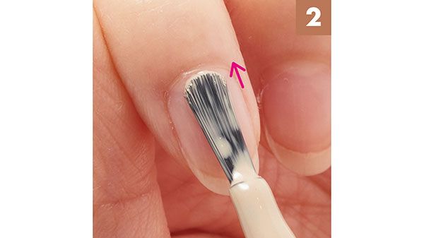 【2】根元方向に軽く押し上げる