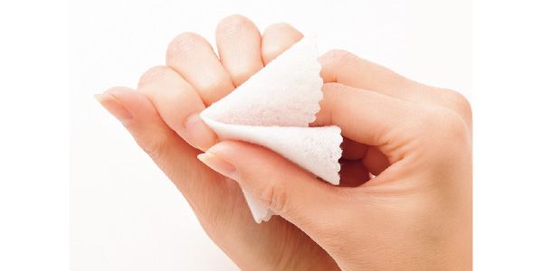 ガーゼで不要な皮をオフ