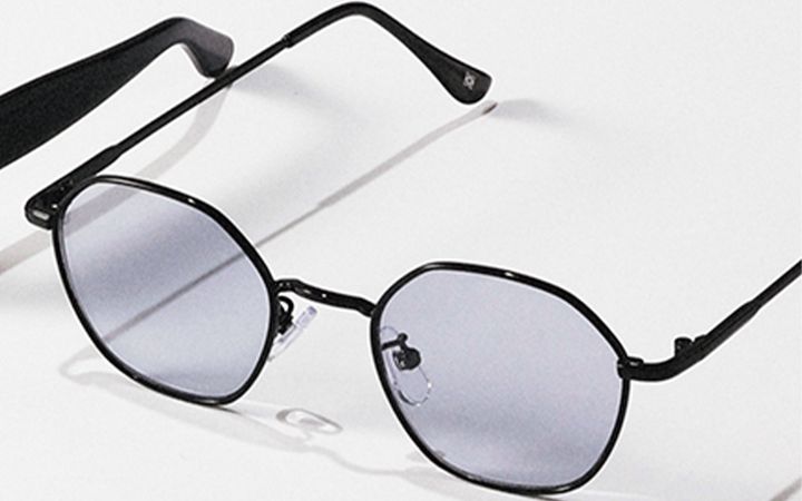 サロン アダム エ ロペの細フレームのサングラス