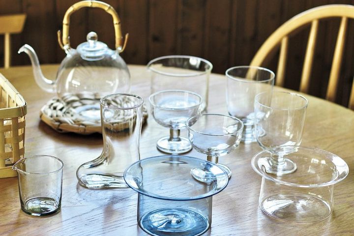 津村里佳さんのガラス鉢を夏になると毎年涼しげな料理を盛ったり、水を張って庭のお花を浮かべたりしています。