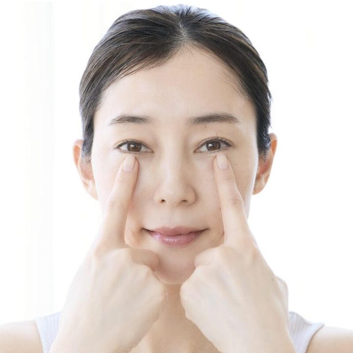 目の下にあるツボを押す