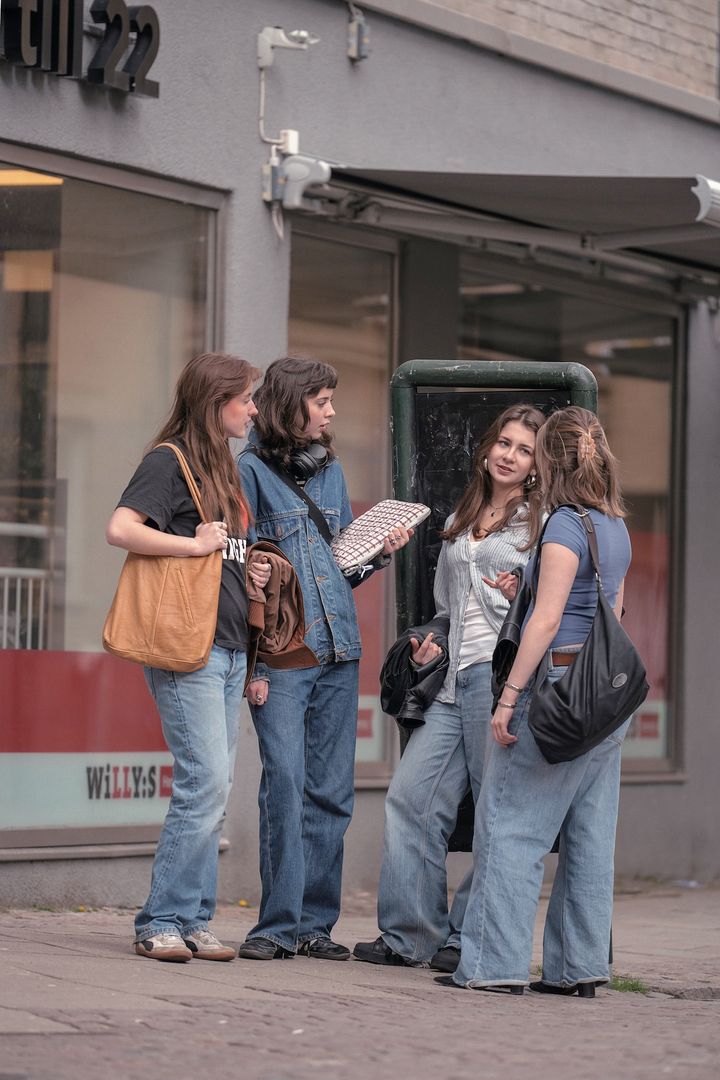 デニムやホワイトを取り入れた、初夏っぽいコーデが続々登場！【ロンドンガールの一週間コーデ】