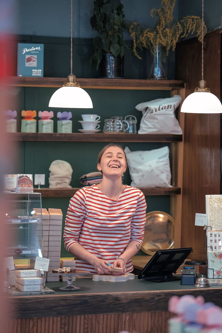 デニムやホワイトを取り入れた、初夏っぽいコーデが続々登場！【ロンドンガールの一週間コーデ】