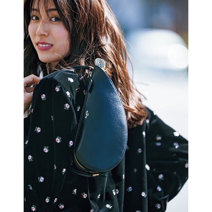 小花柄のジャケットにアライアの黒バッグを肩掛けした笹川友里さん