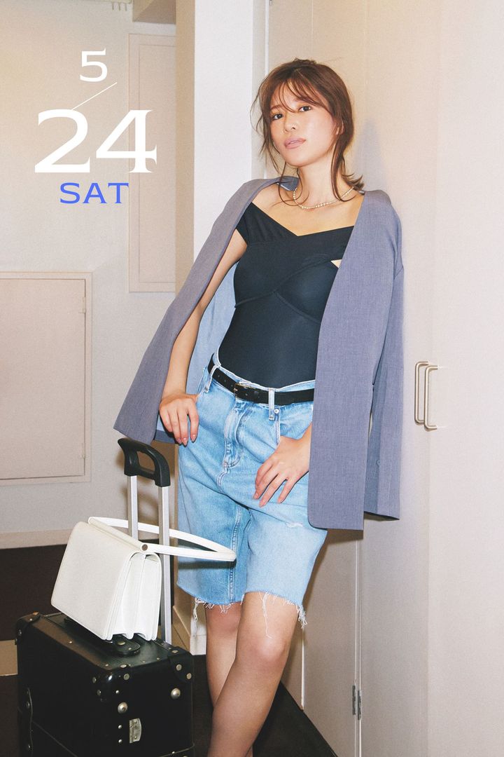 オフショルの水着とデニムハーフパンツにベルトとジャケットを足して都会的に着こなす咲和希さん