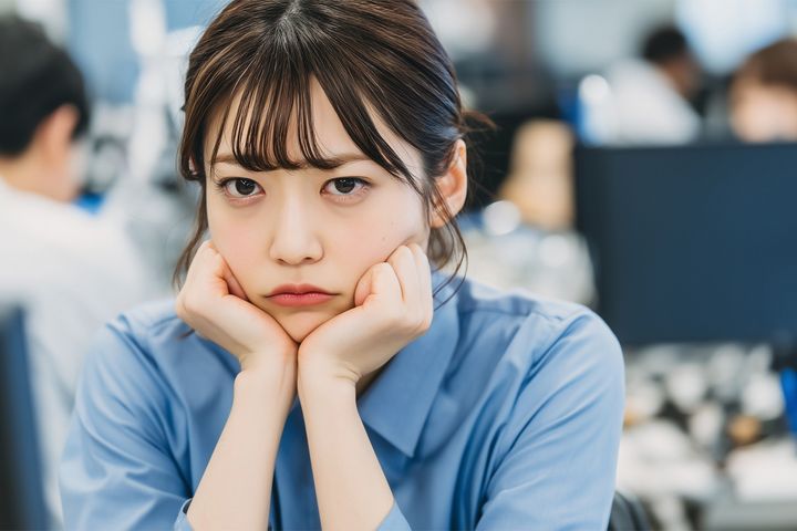 不満を抱える女性のイメージ