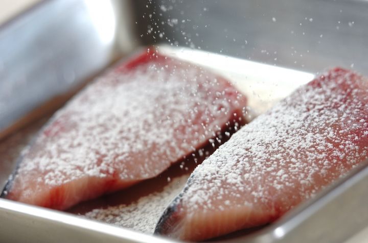 ブリの梅ニンニク照り焼きの下準備1