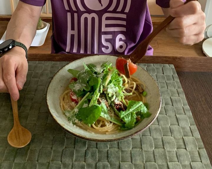 友人夫妻の翌日のランチ。アクアパッツァの残りスープでパスタを作るのは、鍋物の残り汁にうどんを入れるのと同じ発想ですね（友人撮影）