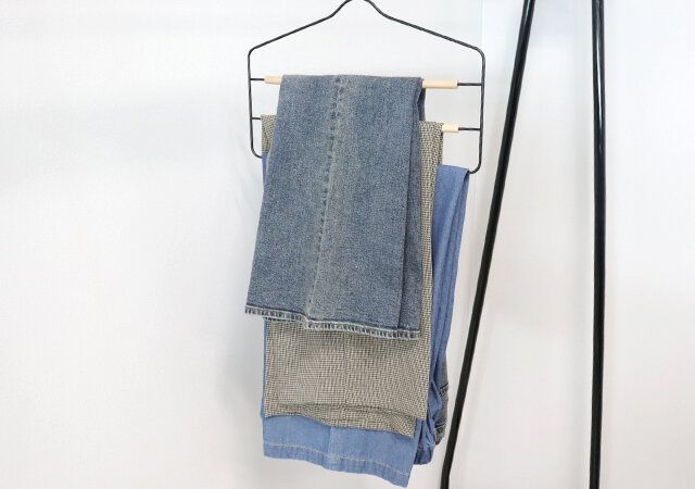 ダイソーの木製スチール3段ズボンハンガーは省スペースで効率よく収納できる