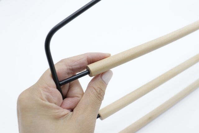 ダイソーの木製スチール3段ズボンハンガーはバー部分が木製