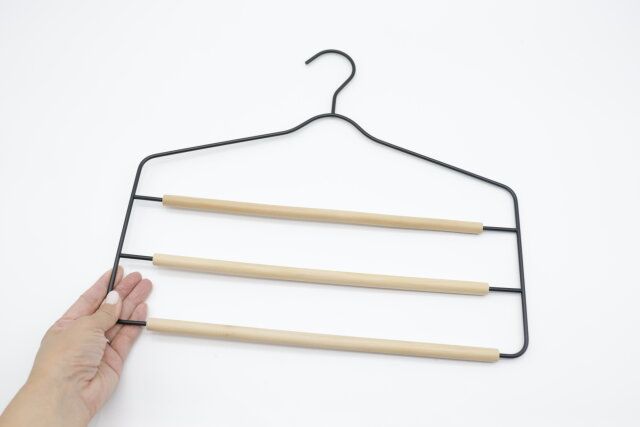 スタイリッシュでおしゃれなダイソーの木製スチール3段ズボンハンガー