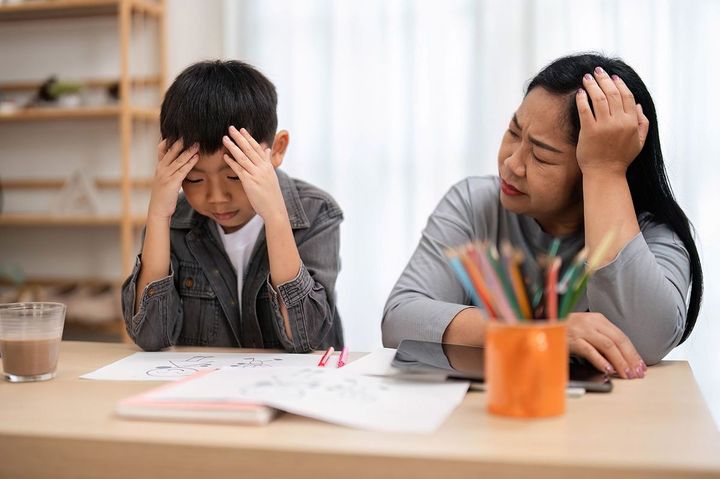 子どもの勉強を見る母親