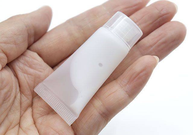 ダイソー チューブ型詰め替え容器（8mL、3個） サイズ感