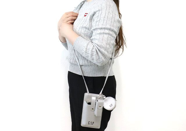 宝島社素敵なあの人8月号付録のGAPのミニポーチつきスマホショルダーバッグ2