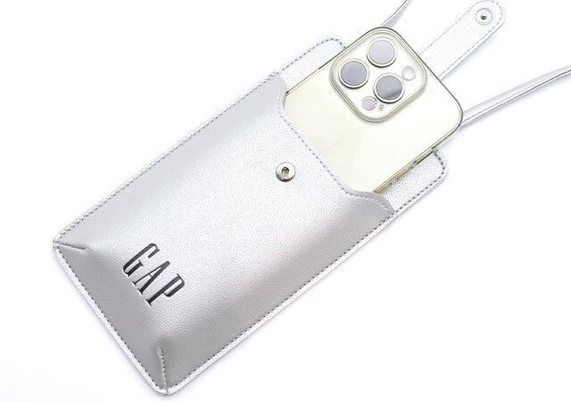 宝島社素敵なあの人8月号付録のGAPのスマホショルダーバッグ1