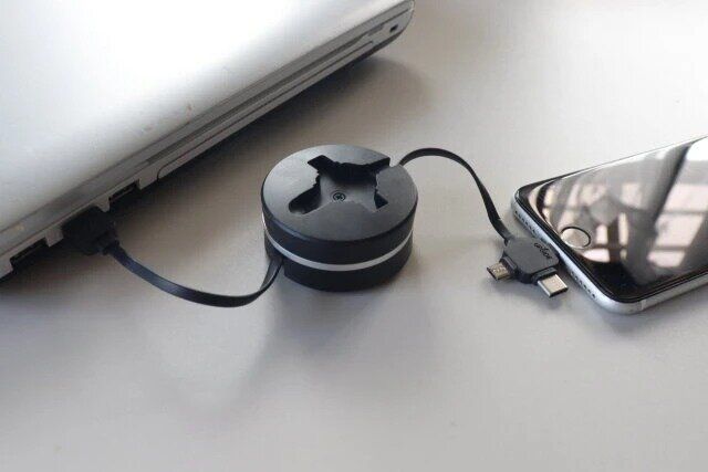 ダイソーの3in1リール式ケーブル